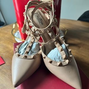 “Valentino” All Nude Rockstud low sandal